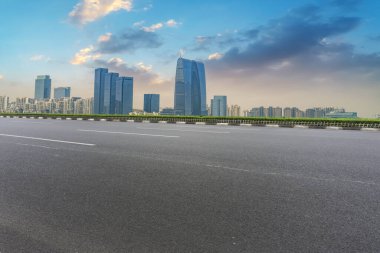 Hava yolu asfalt yolu ve modern kentsel ticaret binası