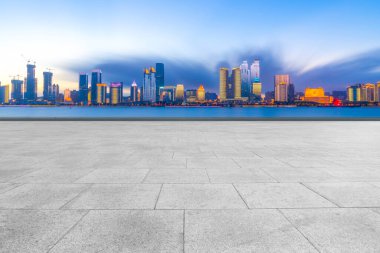 Qingdao şehir gökdelenleri boş kare döşemeleri ile