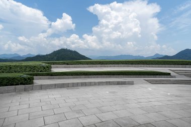 Boş döşemeler ve doğal arazi kaplaması.