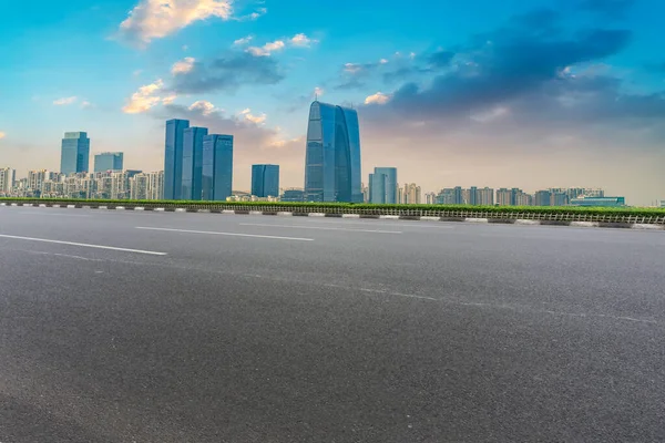 Hava yolu asfalt yolu ve modern kentsel ticaret binası