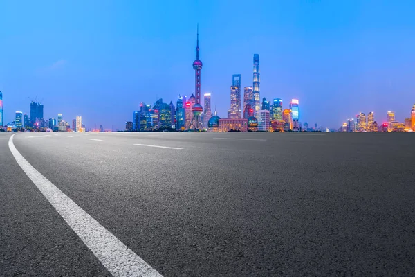 Порожня Асфальтова Дорога Вздовж Сучасних Комерційних Будівель Китаї — стокове фото