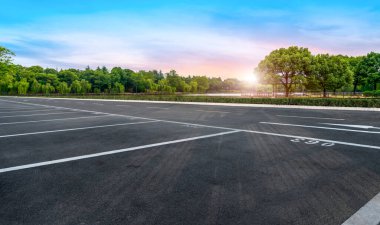 Yol yüzeyi ve gökyüzü kara bulutu