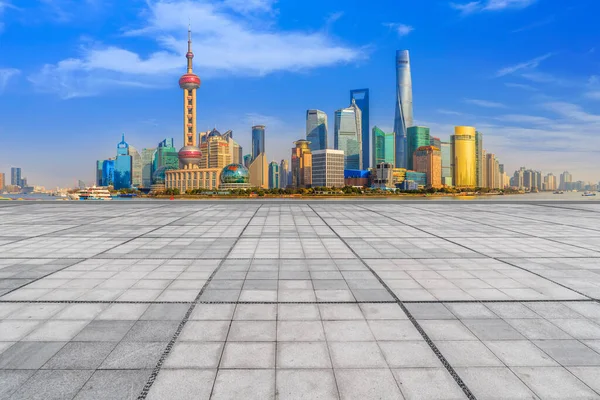 上海城市拱门的蓝天 空旷的大理石地面和天际 — 图库照片