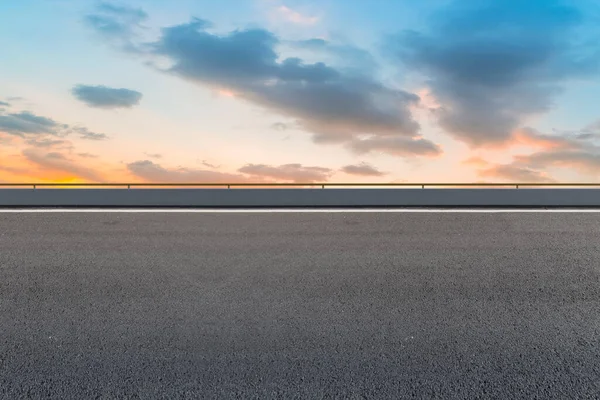 Sky Highway Asphalt Road Και Όμορφο Τοπίο Ηλιοβασιλέματος Ουρανό — Φωτογραφία Αρχείου