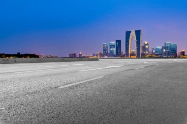 Hava yolu asfalt yolu ve modern kentsel ticaret binası