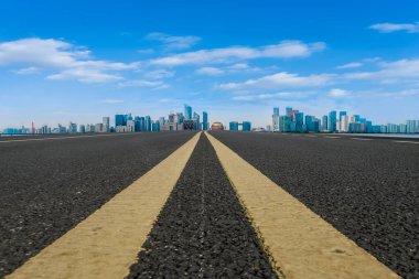 Öndeki otoyol asfalt kaldırım kenti ticari bui inşa ediyor