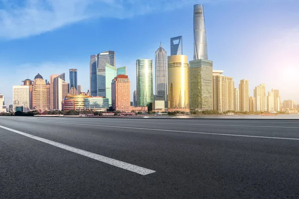 Prázdná Asfaltová Cesta Podél Moderních Komerčních Budov Číně — Stock fotografie