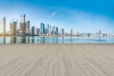 Qingdao şehir gökdelenleri boş kare döşemeleri ile
