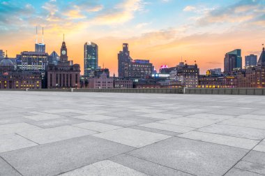 Şehir gökdelenleri ve kare zemin