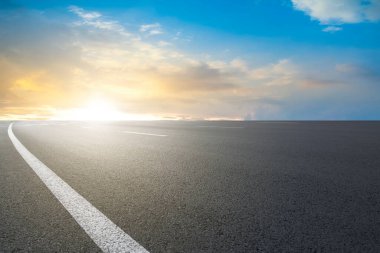 Hava yolu asfalt yol ve güzel gökyüzü manzarası