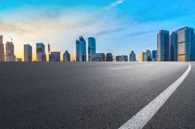 Qingdao 'daki Otoyol ve Çağdaş Şehir Mimarisinin Skyline' ı