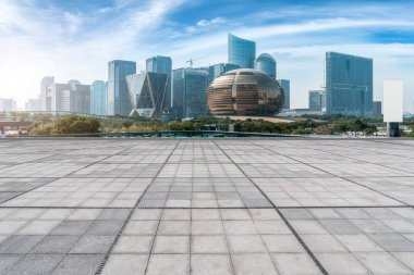 Mavi gökyüzü, boş mermer zemin ve Hangzhou şehir kemerinin ufuk çizgisi.