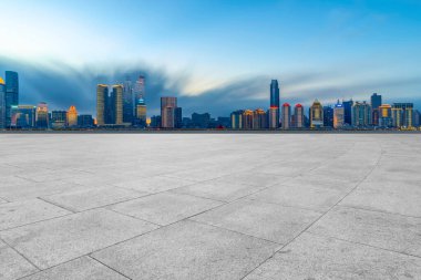 Qingdao şehir gökdelenleri boş kare döşemeleri ile