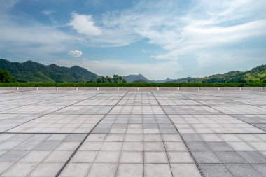 Boş döşemeler ve doğal arazi kaplaması.