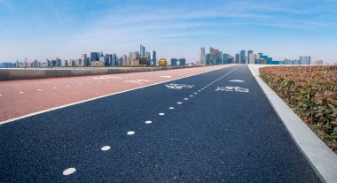 Şehir mimarisinin yol ve ufuk çizgisi