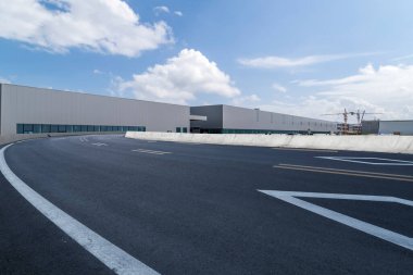 Hong Kon 'da modern şehir mimarisinin yol ve ufuk çizgisi