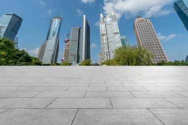 Boş kare kiremitler ve modern şehir binalarının ufuk çizgisi.