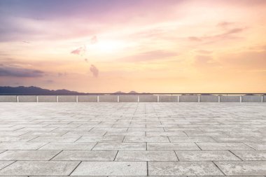 Boş Plaza Tuğlaları ve Güzel Doğal Manzara