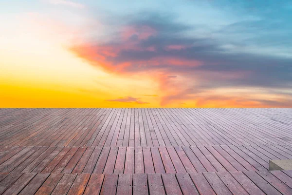 Tomma Fyrkantiga Kakel Och Vacker Himmel Landskap — Stockfoto