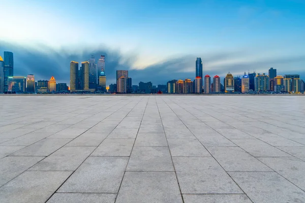 Rascacielos Ciudad Qingdao Con Baldosas Vacías Piso Cuadrado —  Fotos de Stock