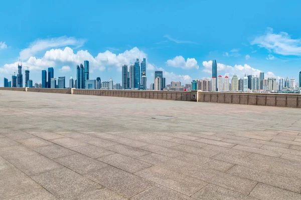空の正方形の床のタイルと都市建築景観 — ストック写真