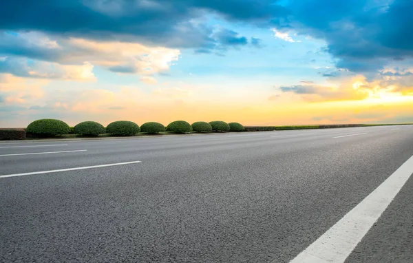 航空高速公路沥青路与美丽的天空风景 — 图库照片