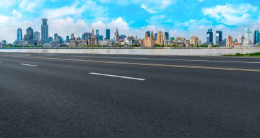 Çin 'deki modern ticari binalar boyunca boş asfalt yol. 