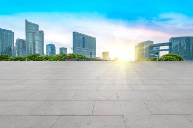 Boş kare kiremitler ve şehir binasının ufuk çizgisi