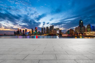 Şehir gökdelenleri ve kare zemin