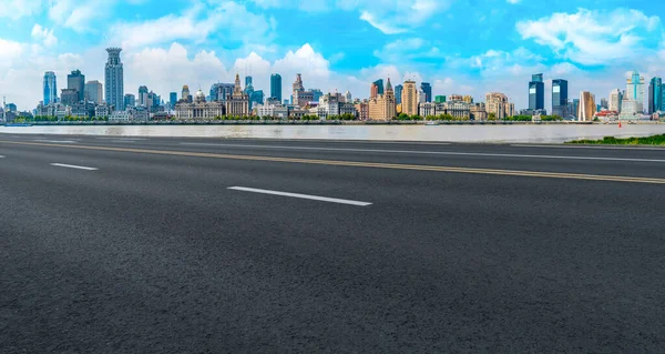 Çin 'deki modern ticari binalar boyunca boş asfalt yol. 
