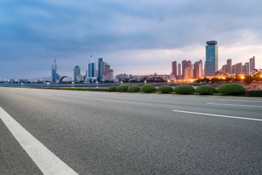 Qingdao Otoyolu 'nun ufuk çizgisi.