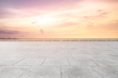 Boş Plaza Tuğlaları ve Güzel Doğal Manzara