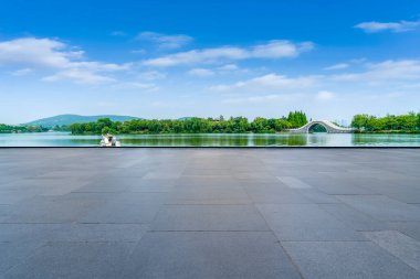 Boş Plaza Tuğlaları ve Güzel Doğal Manzara