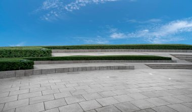 Boş Plaza Tuğlaları ve Güzel Doğal Manzara