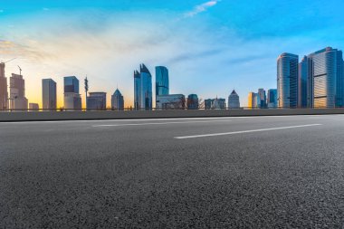 Qingdao 'daki Otoyol ve Çağdaş Şehir Mimarisinin Skyline' ı