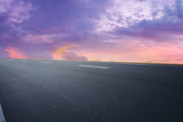 道路表面と空の雲の風景 — ストック写真