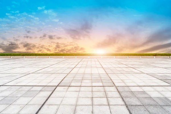 Leere Quadratische Kacheln Und Schöne Himmelslandschaft — Stockfoto