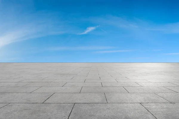 Leere Marmorböden Und Stadtansichten Unter Blauem Himmel — Stockfoto