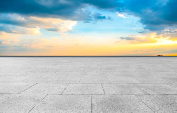 Κενό Plaza Bricks Και Sky Cloud Landscap — Φωτογραφία Αρχείου