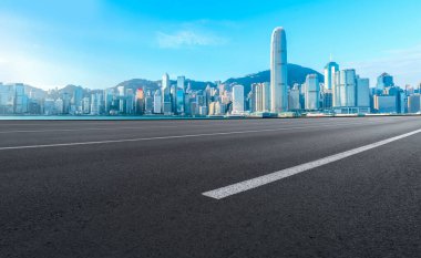 Hong Kon 'da modern şehir mimarisinin yol ve ufuk çizgisi