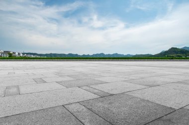 Boş döşemeler ve doğal arazi kaplaması.