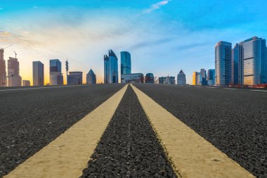 Qingdao 'daki Otoyol ve Çağdaş Şehir Mimarisinin Skyline' ı