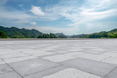 Boş döşemeler ve doğal arazi kaplaması.