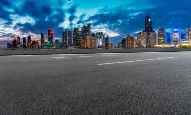 Şehrin gökdelenleri ve asfalt kaldırımları