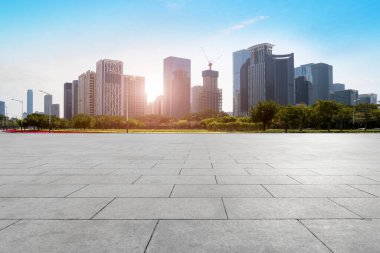 Boş kare döşemeleri olan kentsel gökdelenler