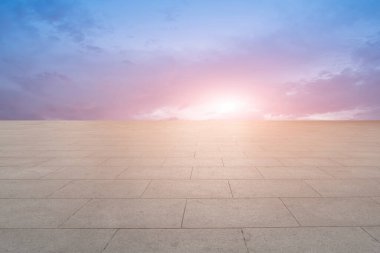 Boş döşemeler ve doğal arazi kaplaması.