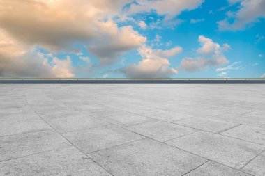 Boş karolar ve güzel gökyüzü manzarası