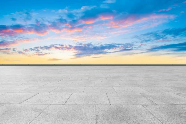空の正方形のタイルと美しい空の風景 — ストック写真