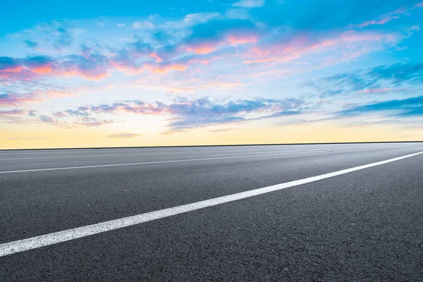 Pusty Asfalt Autostrady Nawierzchni Niebo Chmury Landscap — Zdjęcie stockowe