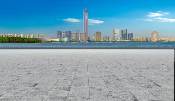 Piso Mármol Vacío Paisaje Urbano Cielo Nuboso Azul —  Fotos de Stock